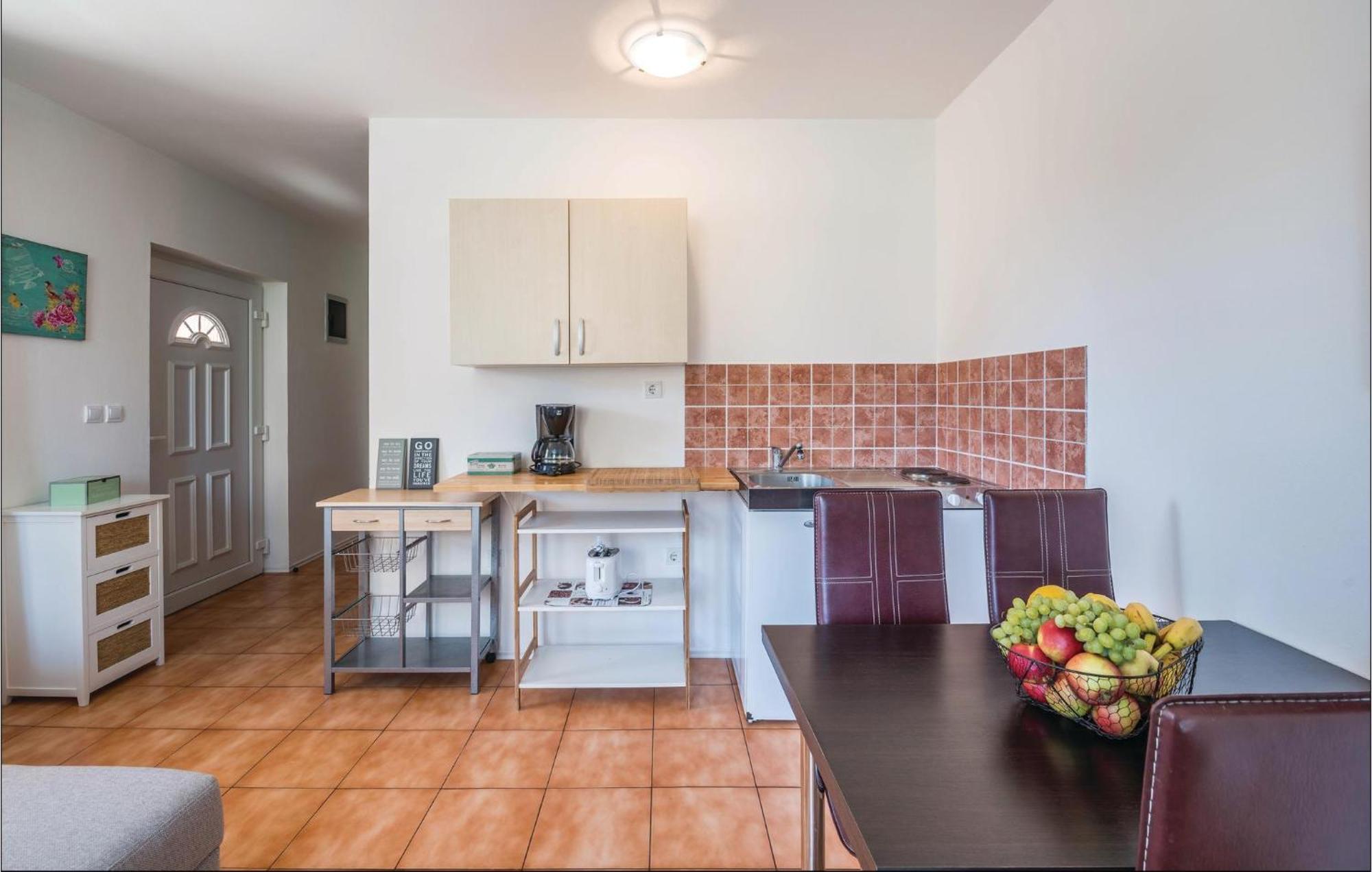 7 Bedroom Stunning Home In Liznjan Luaran gambar