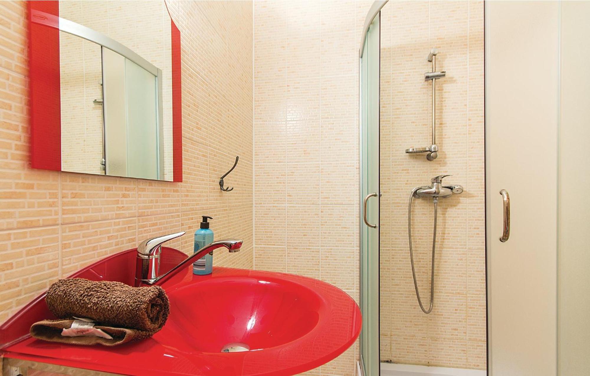 7 Bedroom Stunning Home In Liznjan Luaran gambar