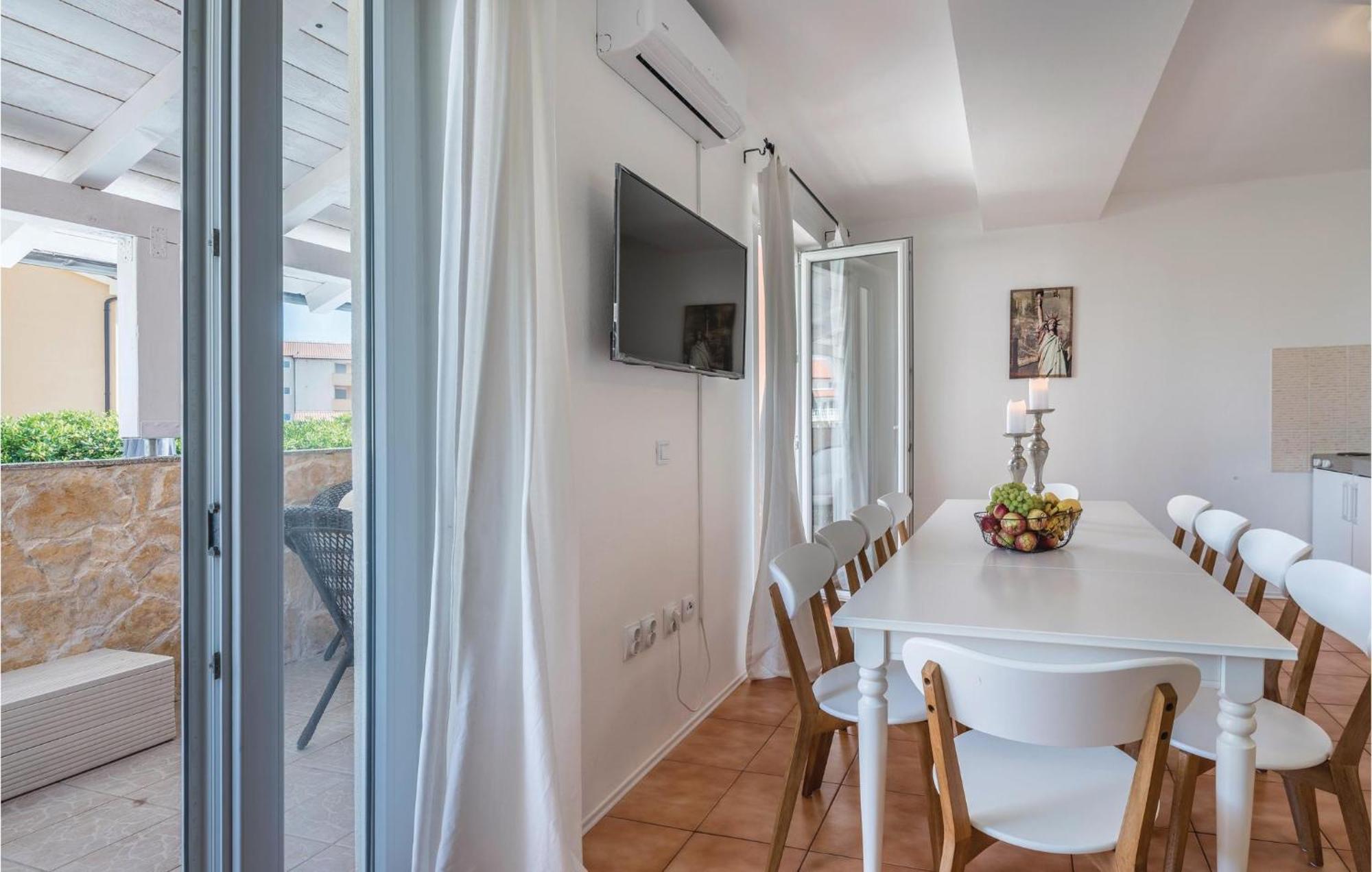 7 Bedroom Stunning Home In Liznjan Luaran gambar