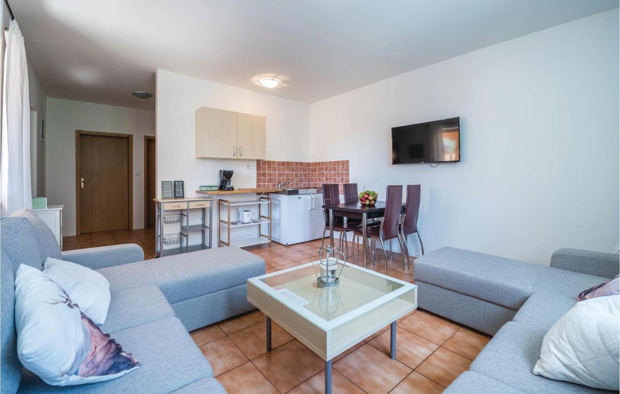 7 Bedroom Stunning Home In Liznjan Luaran gambar