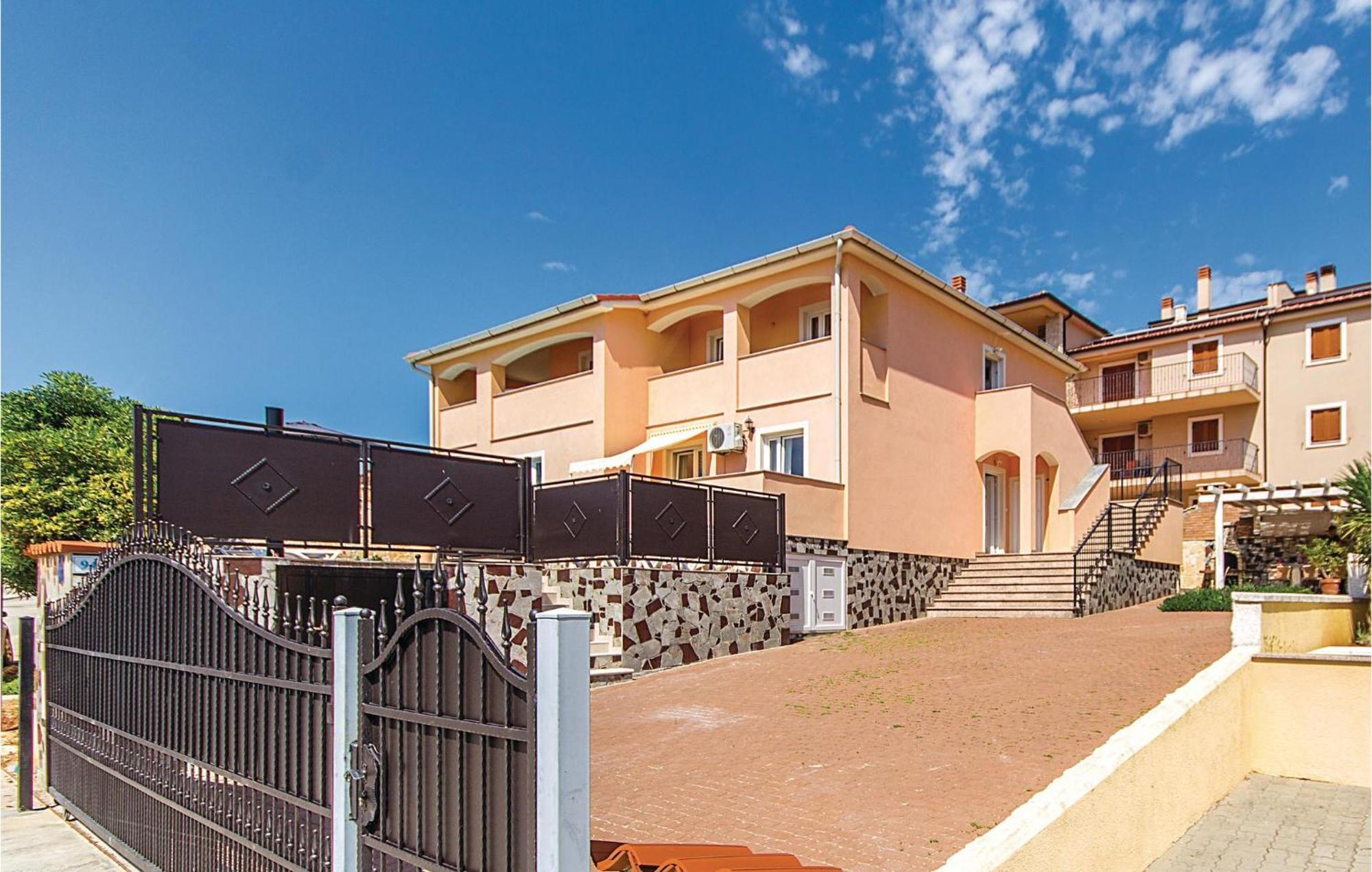 7 Bedroom Stunning Home In Liznjan Luaran gambar