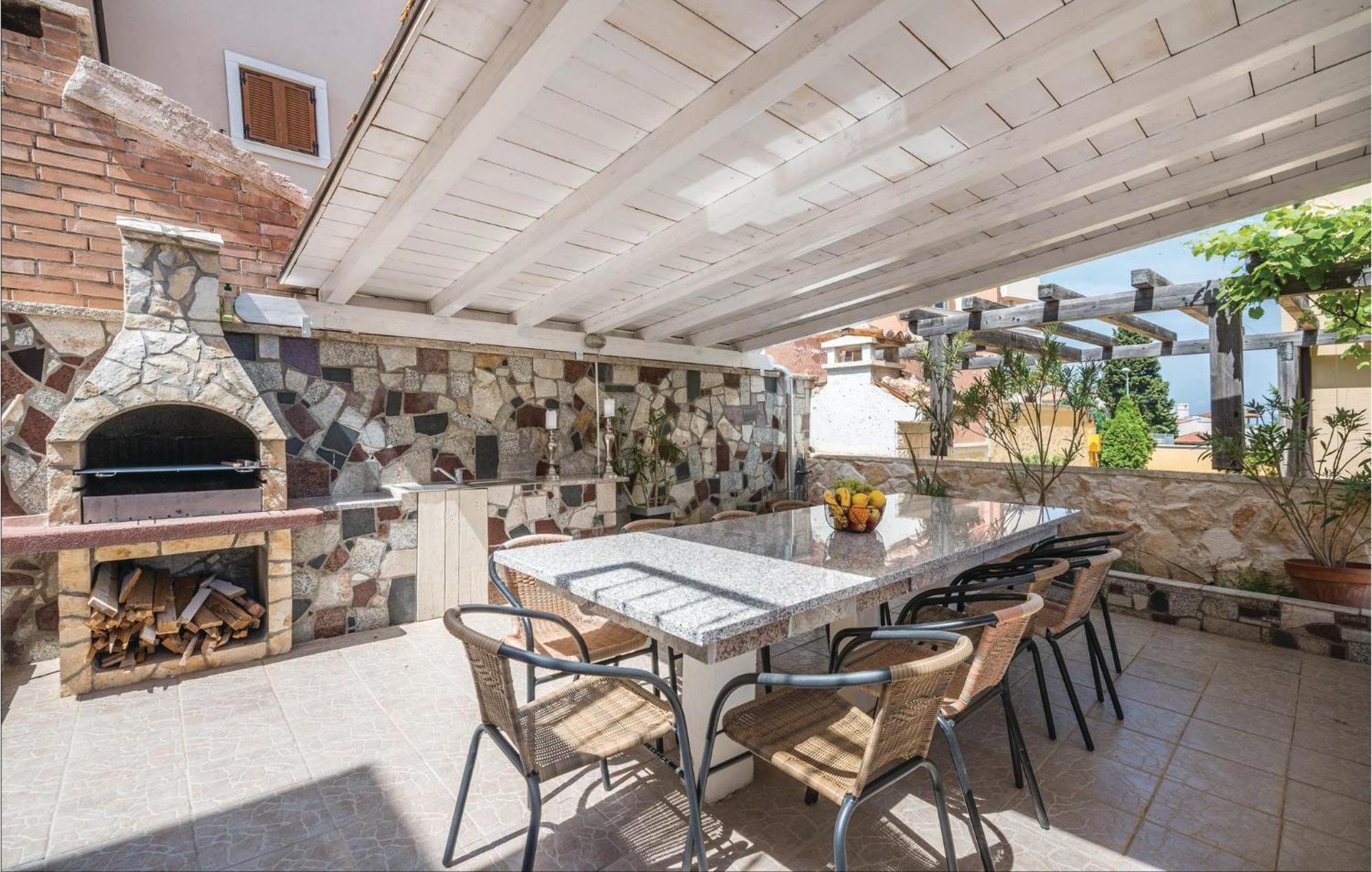7 Bedroom Stunning Home In Liznjan Luaran gambar