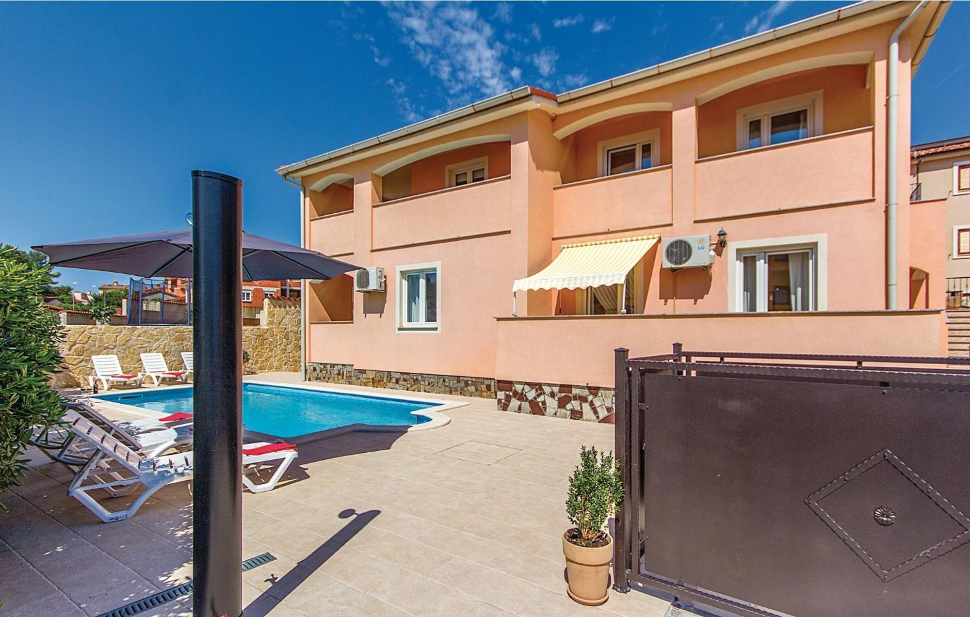 7 Bedroom Stunning Home In Liznjan Luaran gambar